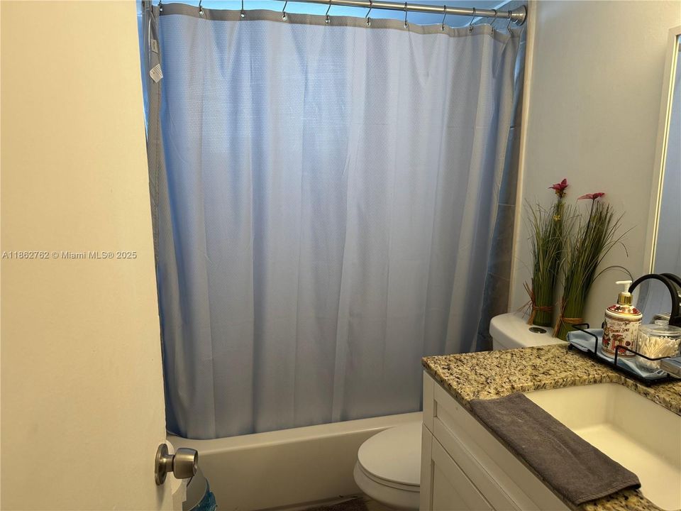 For Sale: $185,000 (1 beds, 1 baths, 700 Square Feet)