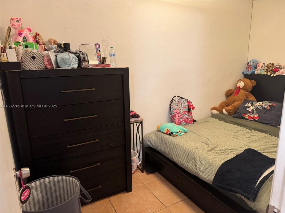 For Sale: $185,000 (1 beds, 1 baths, 700 Square Feet)