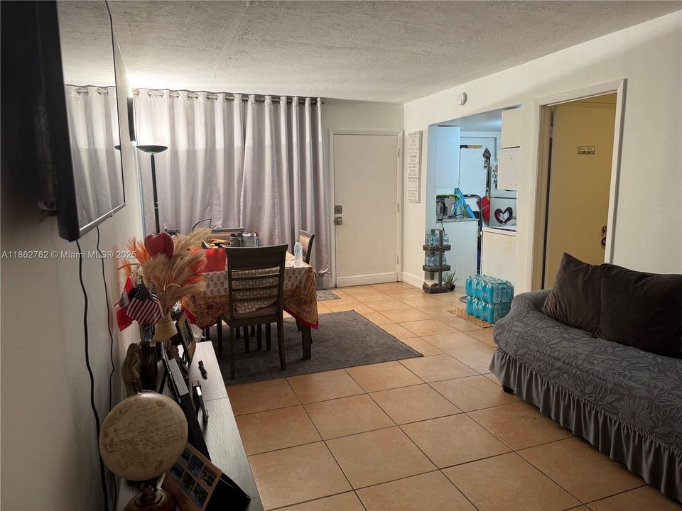 For Sale: $185,000 (1 beds, 1 baths, 700 Square Feet)