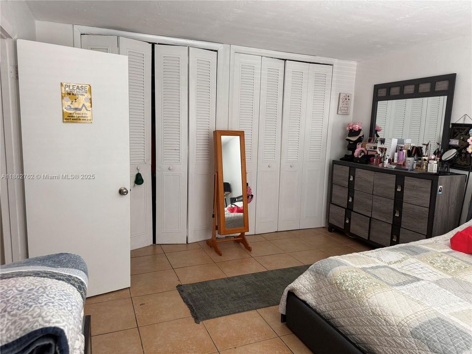 For Sale: $185,000 (1 beds, 1 baths, 700 Square Feet)