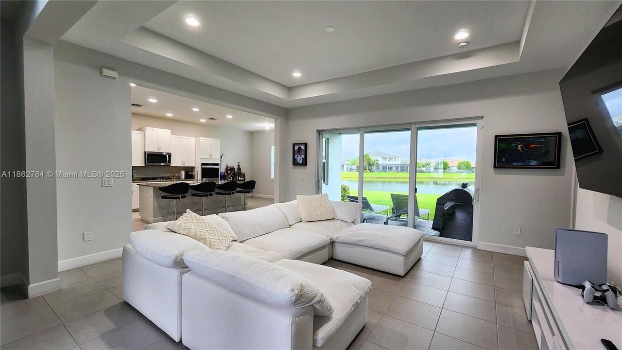 出租: $4,100 (4 贝兹, 3 浴室, 2464 平方英尺)