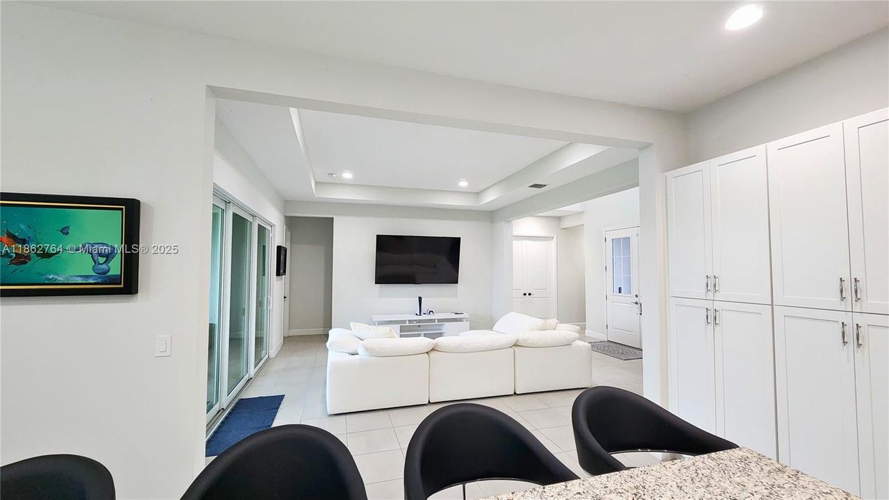 出租: $4,100 (4 贝兹, 3 浴室, 2464 平方英尺)