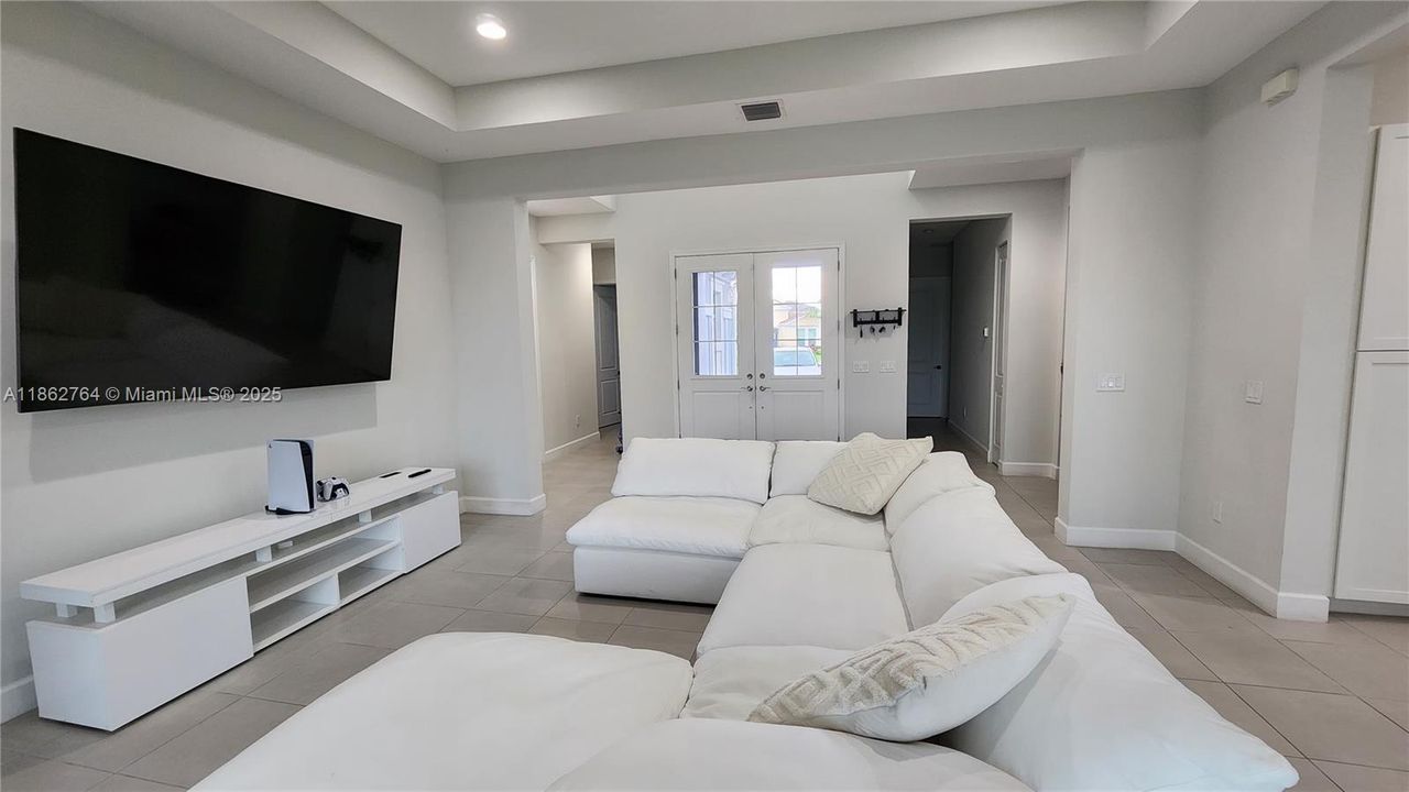 出租: $4,100 (4 贝兹, 3 浴室, 2464 平方英尺)