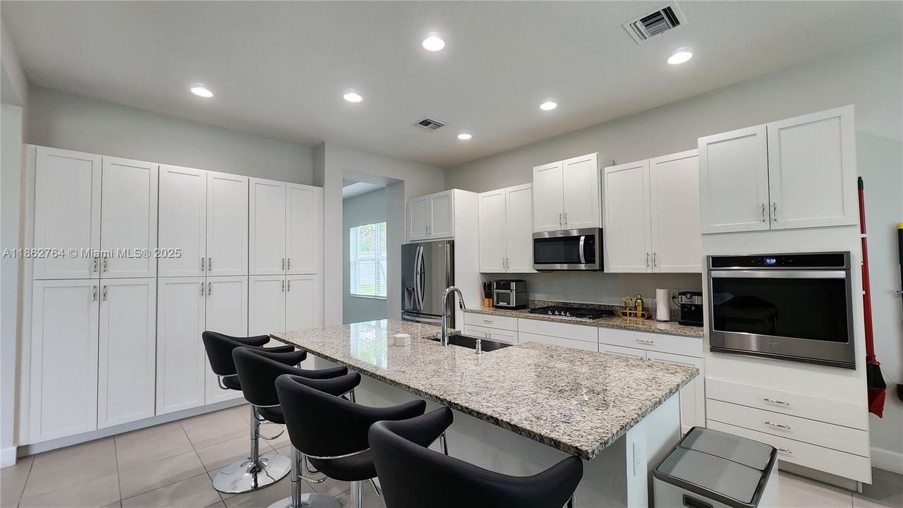 出租: $4,100 (4 贝兹, 3 浴室, 2464 平方英尺)