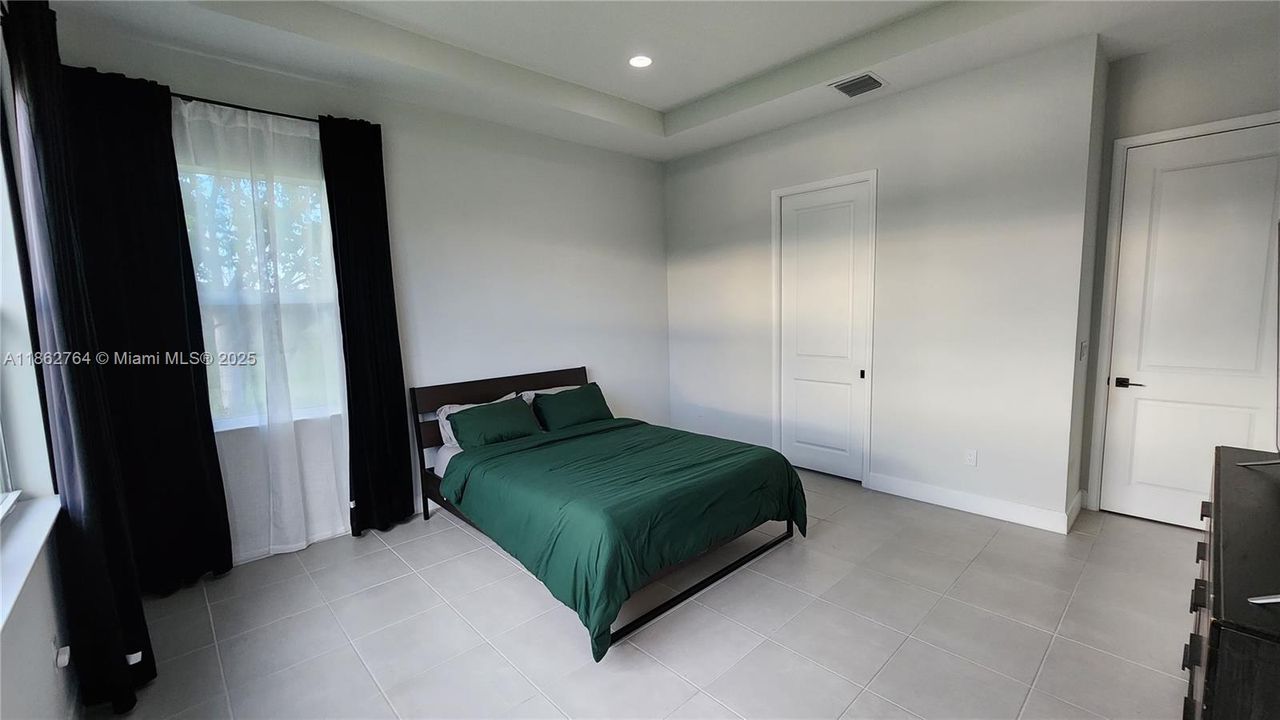 出租: $4,100 (4 贝兹, 3 浴室, 2464 平方英尺)