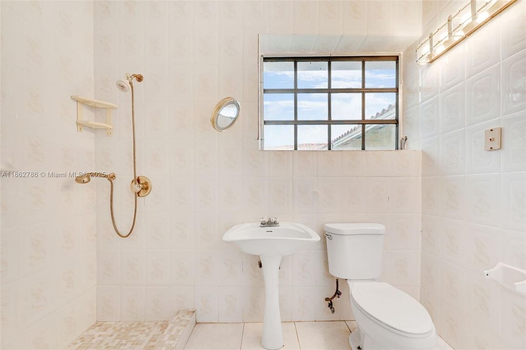 Active With Contract: $779,000 (4 beds, 4 baths, 1940 Square Feet)