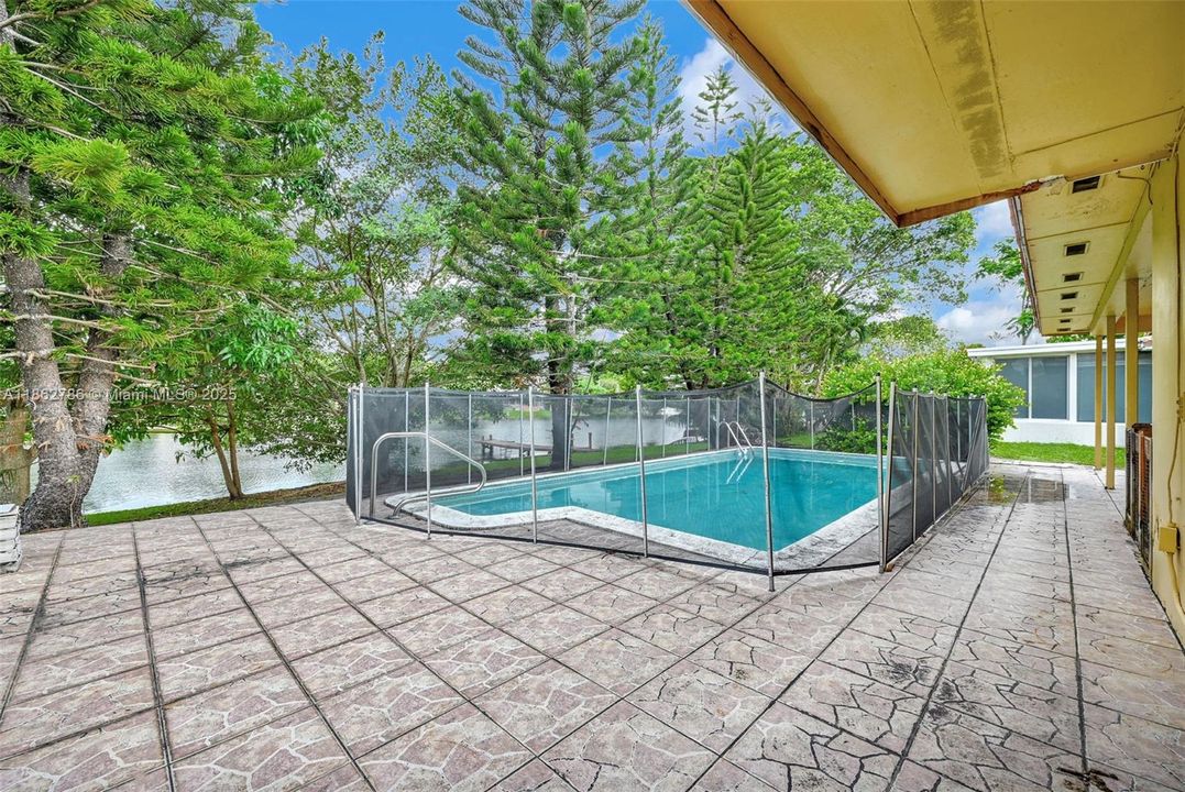 Active With Contract: $779,000 (4 beds, 4 baths, 1940 Square Feet)