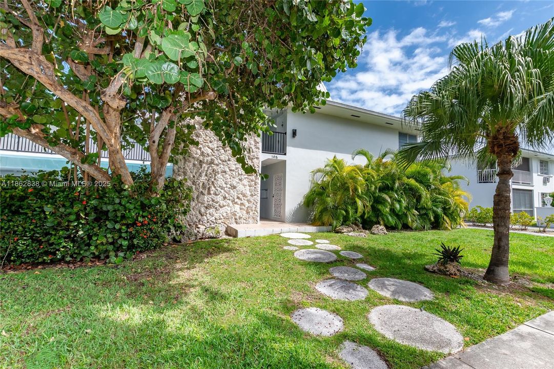 出租: $3,400 (1 贝兹, 1 浴室, 833 平方英尺)