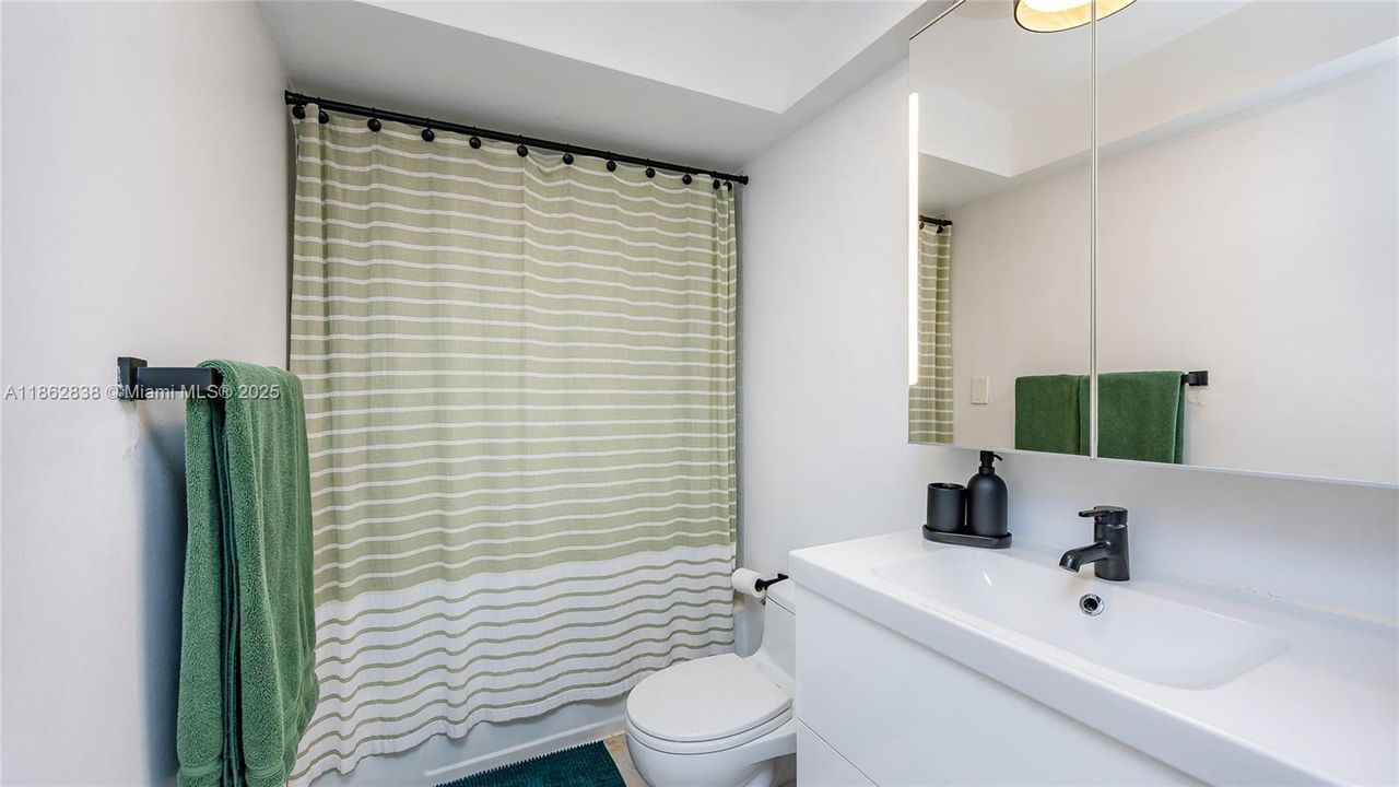 出租: $3,400 (1 贝兹, 1 浴室, 833 平方英尺)