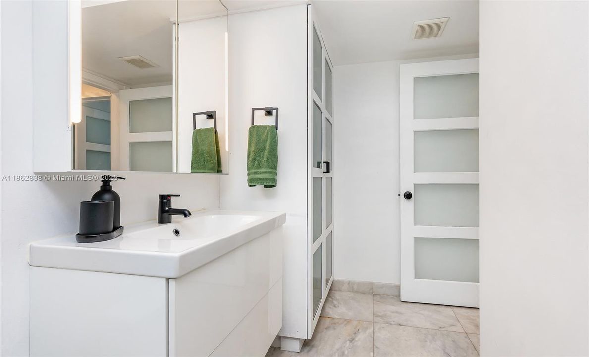 出租: $3,400 (1 贝兹, 1 浴室, 833 平方英尺)