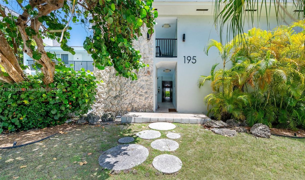 出租: $3,400 (1 贝兹, 1 浴室, 833 平方英尺)