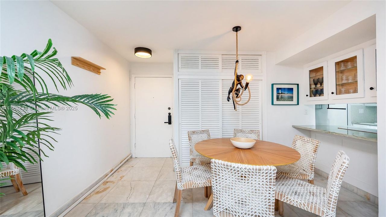 出租: $3,400 (1 贝兹, 1 浴室, 833 平方英尺)