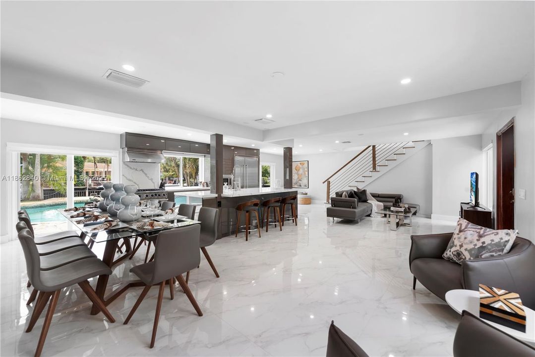 В аренду: $12,000 (5 спален, 3 ванн, 2500 Квадратных фут)