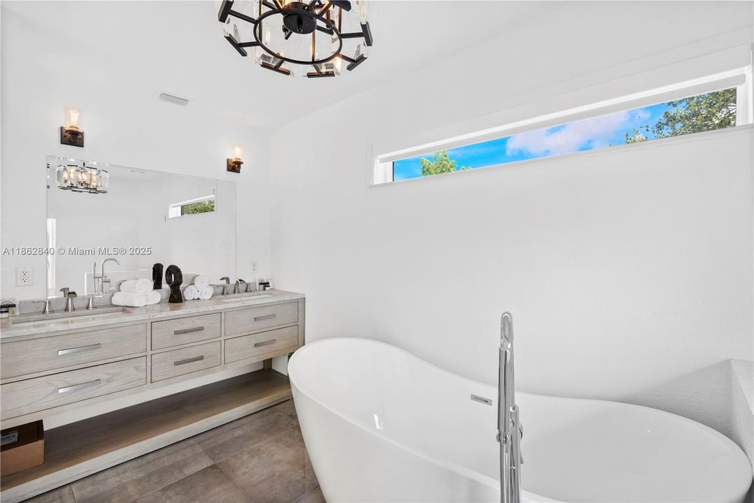 В аренду: $12,000 (5 спален, 3 ванн, 2500 Квадратных фут)