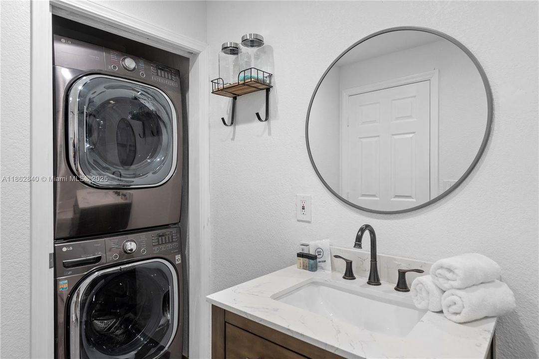 В аренду: $12,000 (5 спален, 3 ванн, 2500 Квадратных фут)