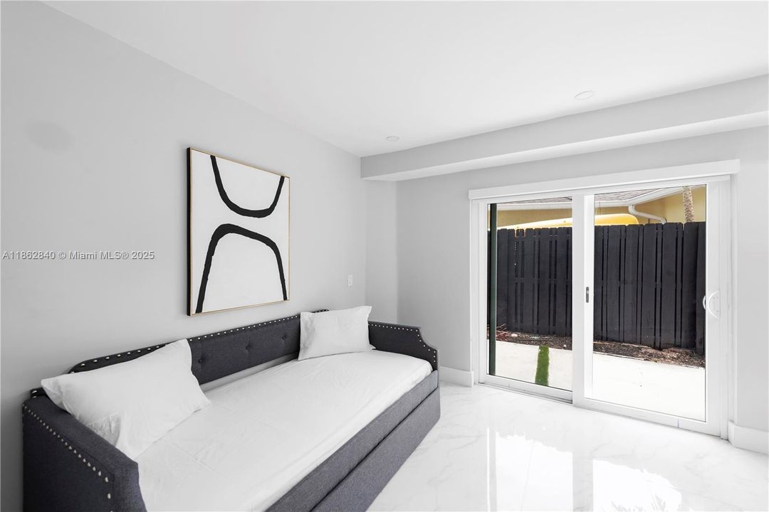 В аренду: $12,000 (5 спален, 3 ванн, 2500 Квадратных фут)