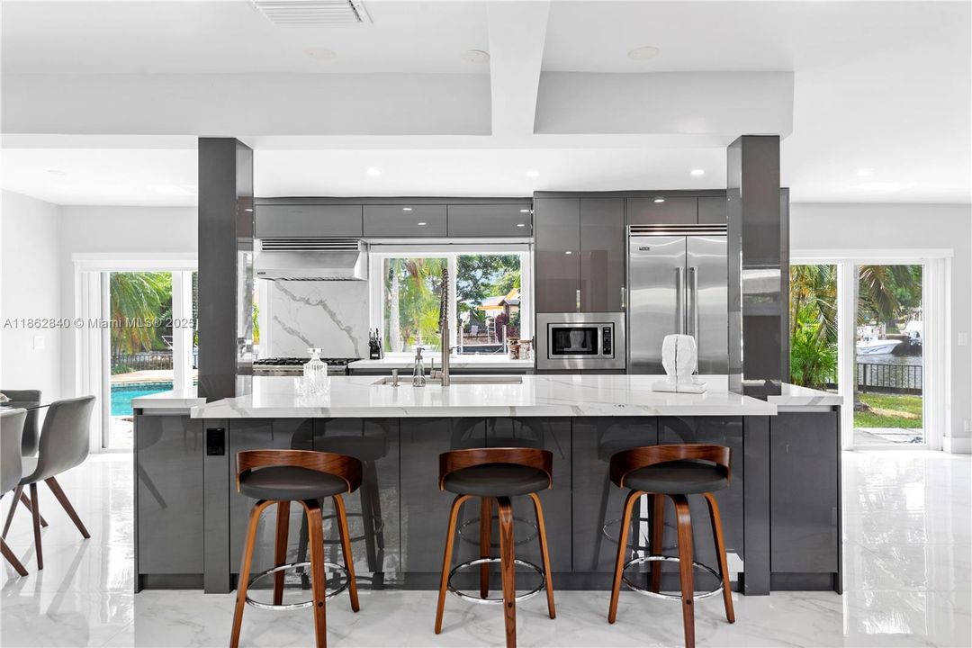 В аренду: $12,000 (5 спален, 3 ванн, 2500 Квадратных фут)