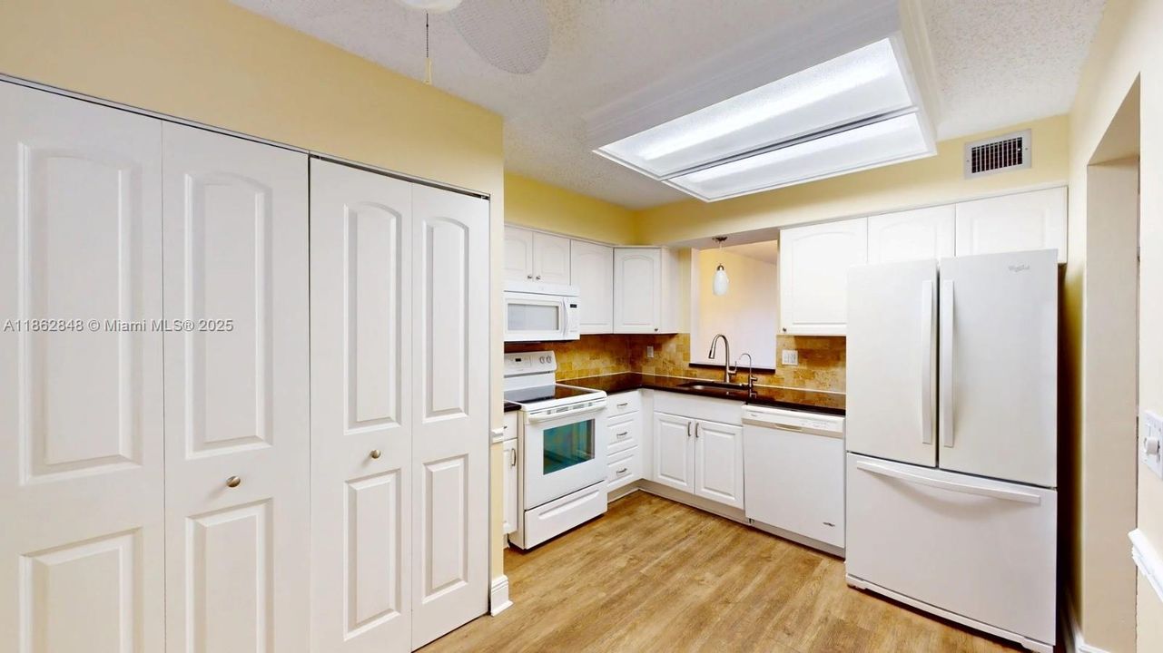 Vendido Recientemente: $150,000 (2 camas, 2 baños, 1100 Pies cuadrados)