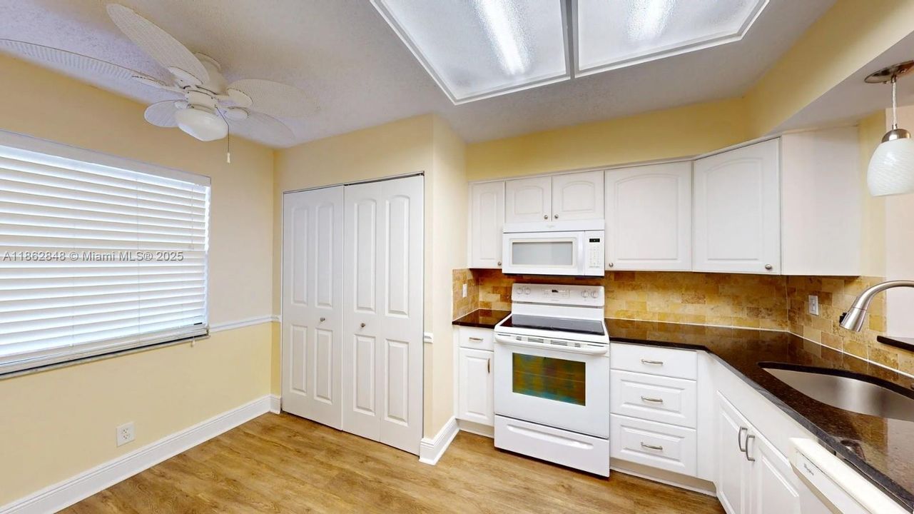 Vendido Recientemente: $150,000 (2 camas, 2 baños, 1100 Pies cuadrados)