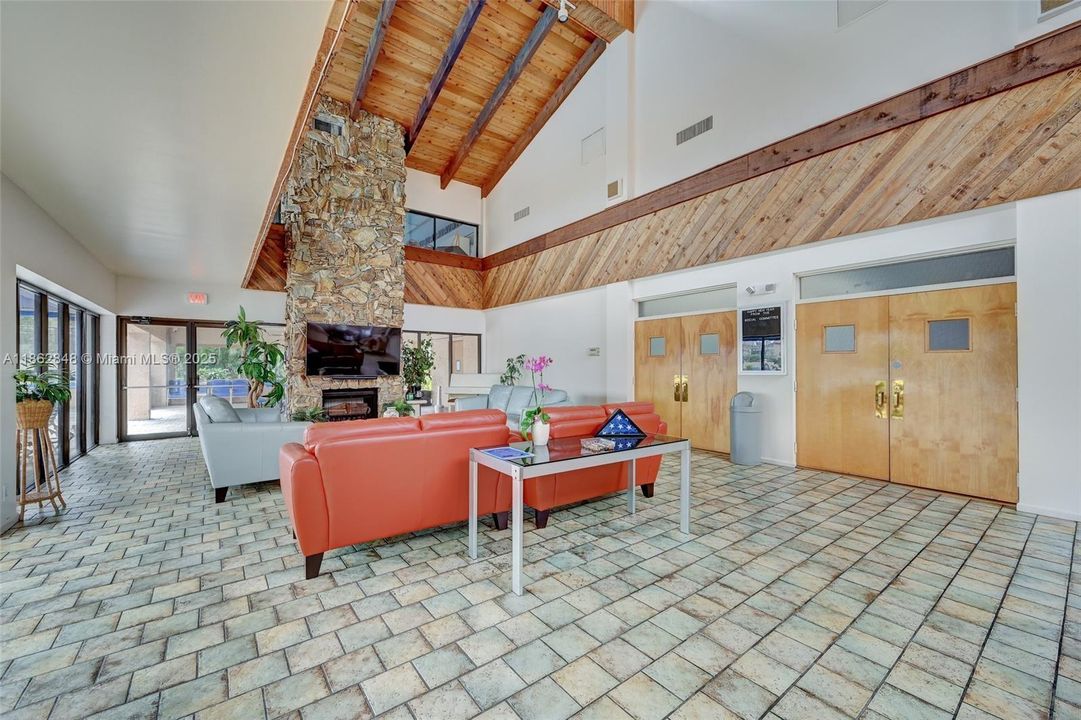 Vendido Recientemente: $150,000 (2 camas, 2 baños, 1100 Pies cuadrados)