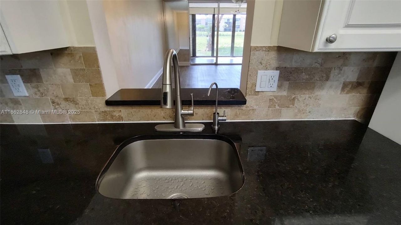 Vendido Recientemente: $150,000 (2 camas, 2 baños, 1100 Pies cuadrados)