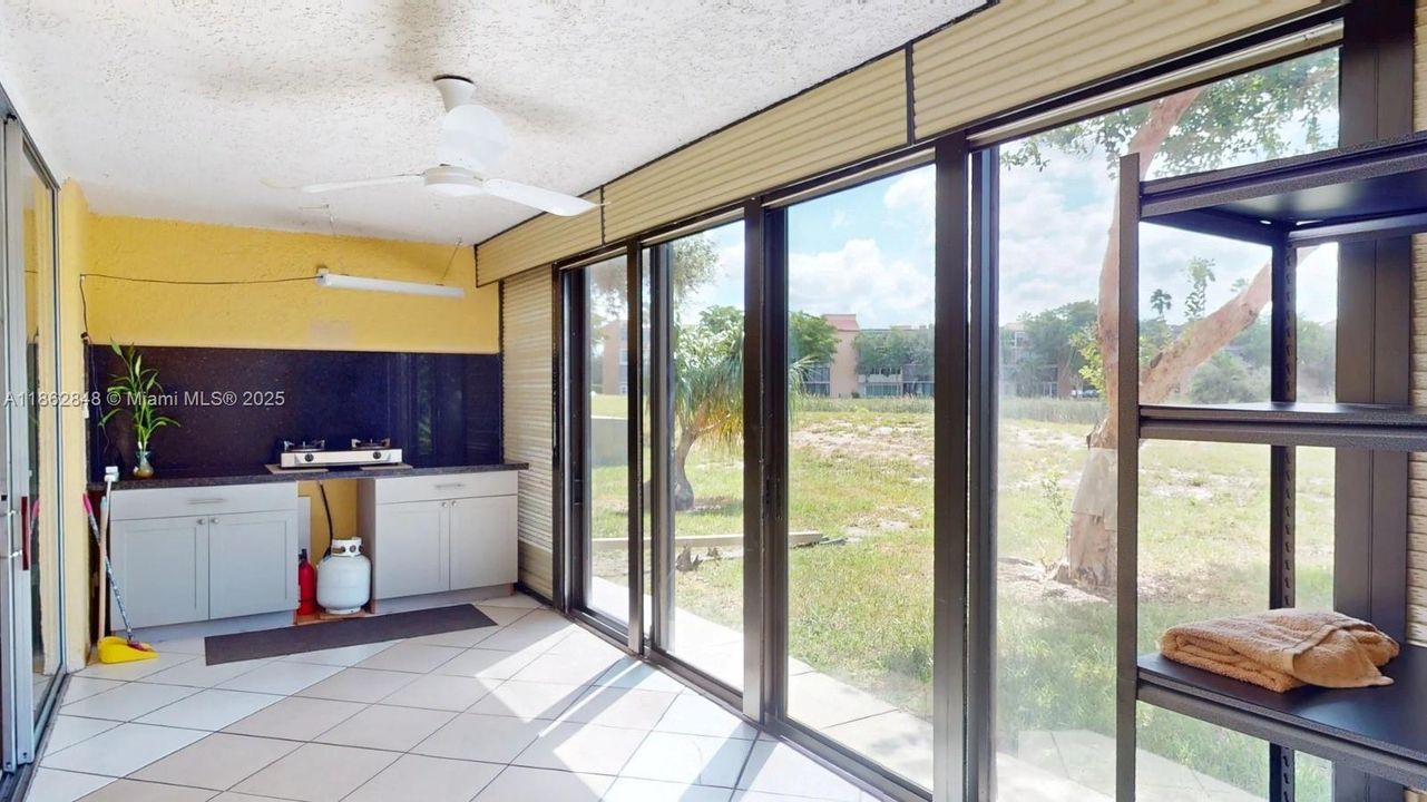 Vendido Recientemente: $150,000 (2 camas, 2 baños, 1100 Pies cuadrados)