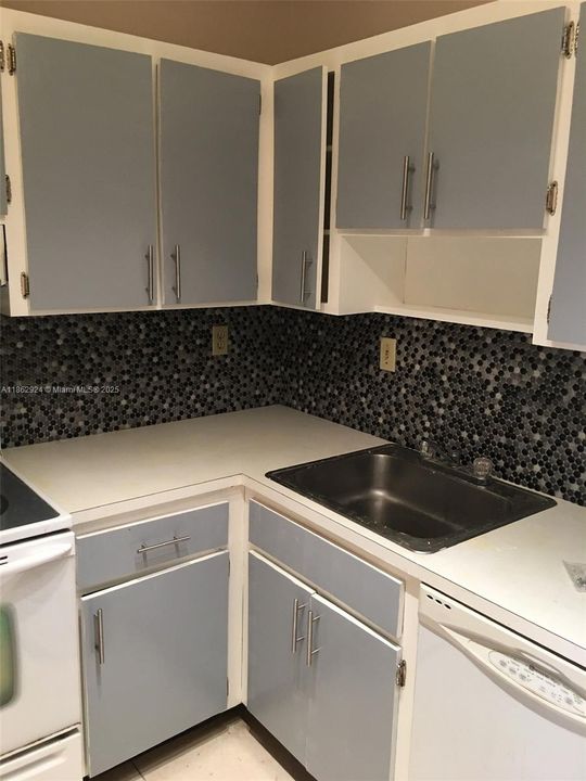 For Sale: $245,000 (2 beds, 2 baths, 822 Square Feet)