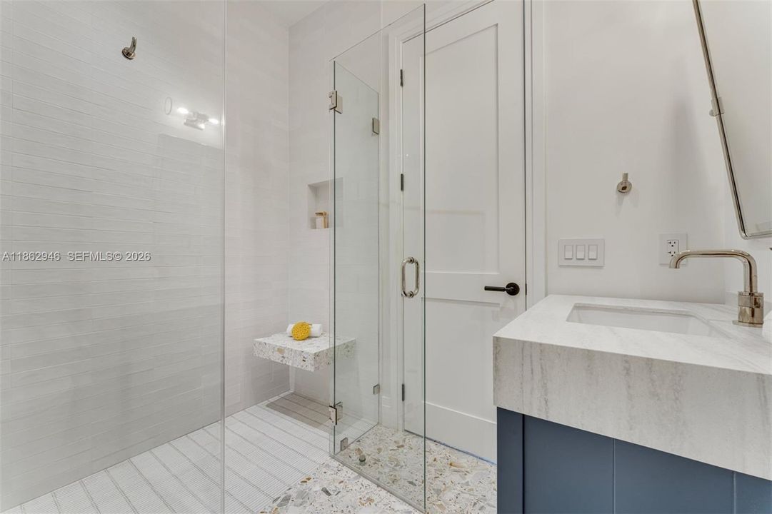 Activo con contrato: $4,995,000 (5 camas, 6 baños, 3759 Pies cuadrados)