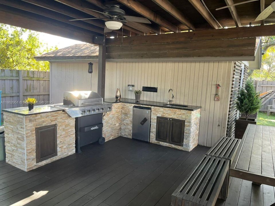 合同活跃: $555,000 (2 贝兹, 1 浴室, 842 平方英尺)