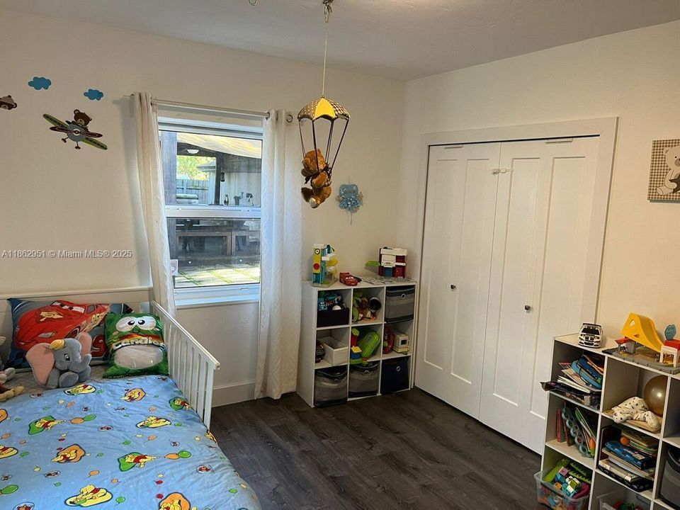 合同活跃: $555,000 (2 贝兹, 1 浴室, 842 平方英尺)