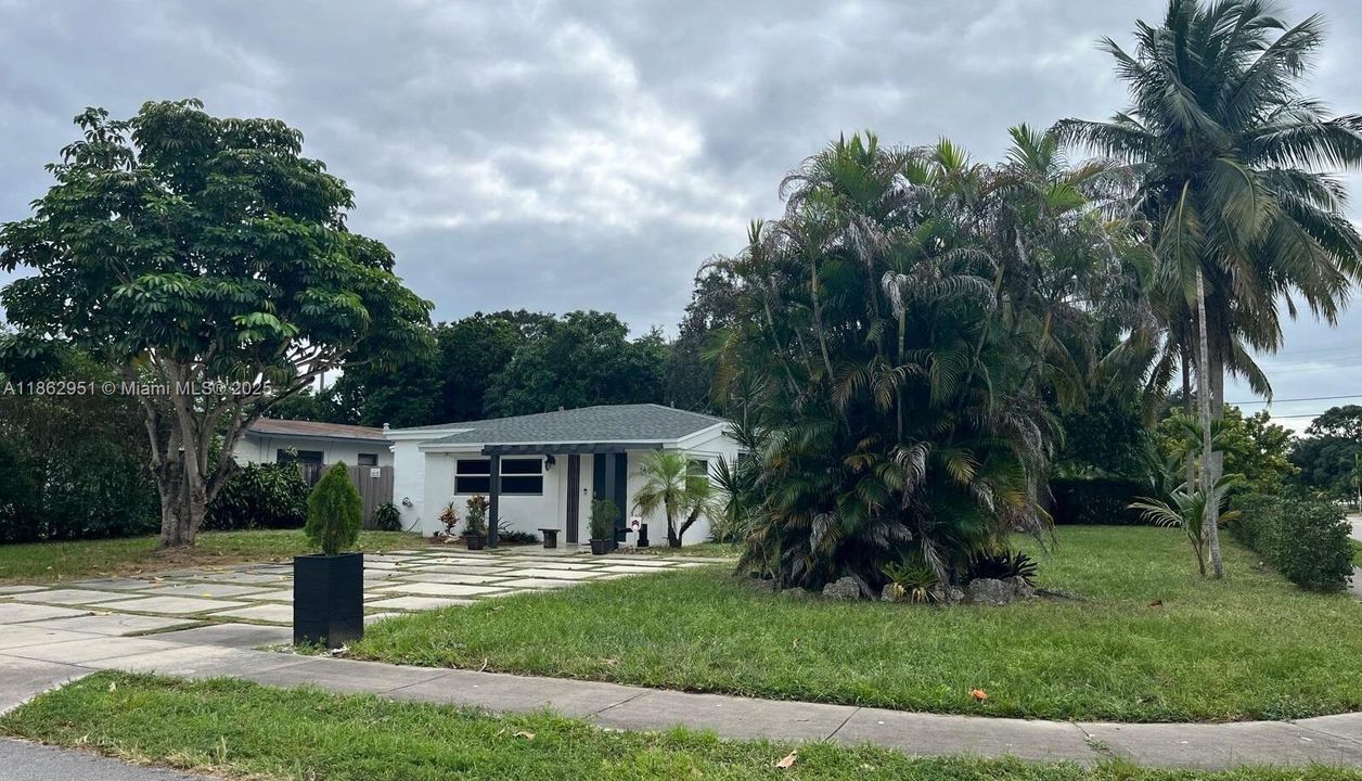 合同活跃: $555,000 (2 贝兹, 1 浴室, 842 平方英尺)