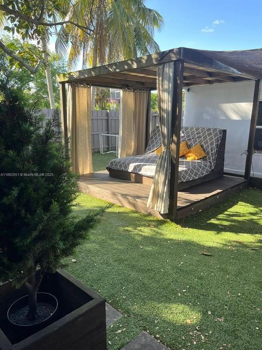 合同活跃: $555,000 (2 贝兹, 1 浴室, 842 平方英尺)