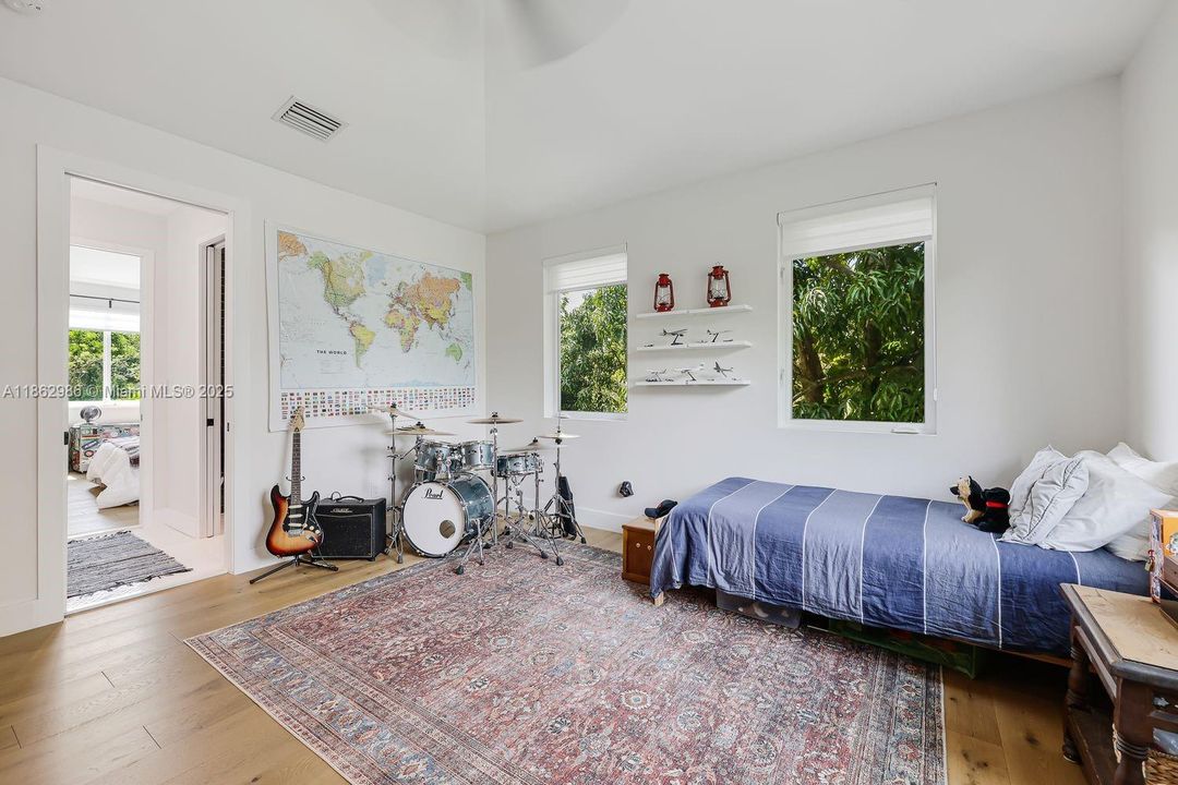 For Sale: $4,199,000 (5 beds, 4 baths, 4870 Square Feet)