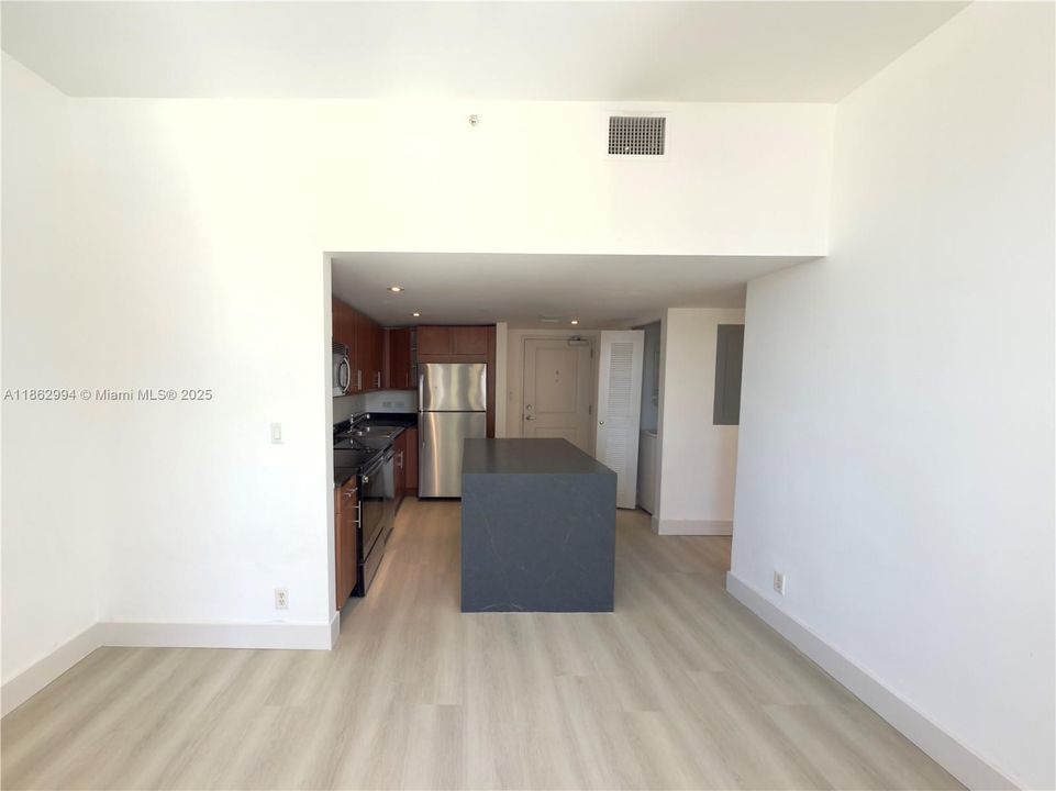 Active With Contract: $319,000 (2 beds, 1 baths, 836 Square Feet)