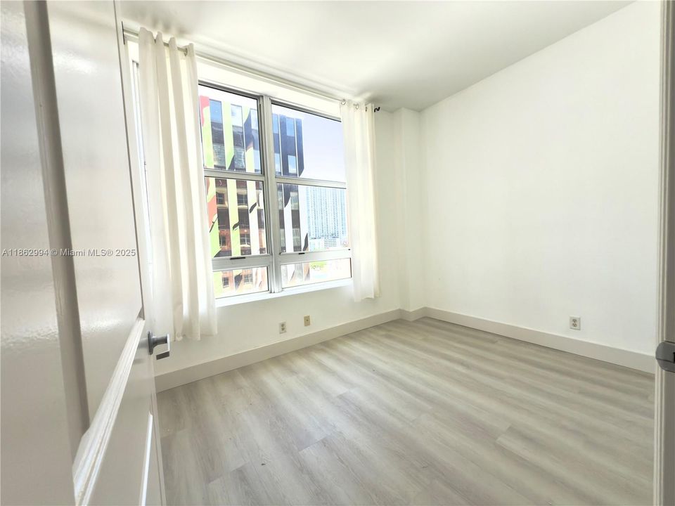 Active With Contract: $319,000 (2 beds, 1 baths, 836 Square Feet)