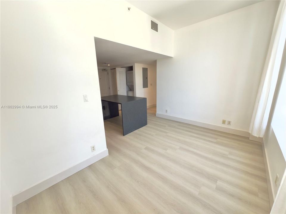 Active With Contract: $319,000 (2 beds, 1 baths, 836 Square Feet)