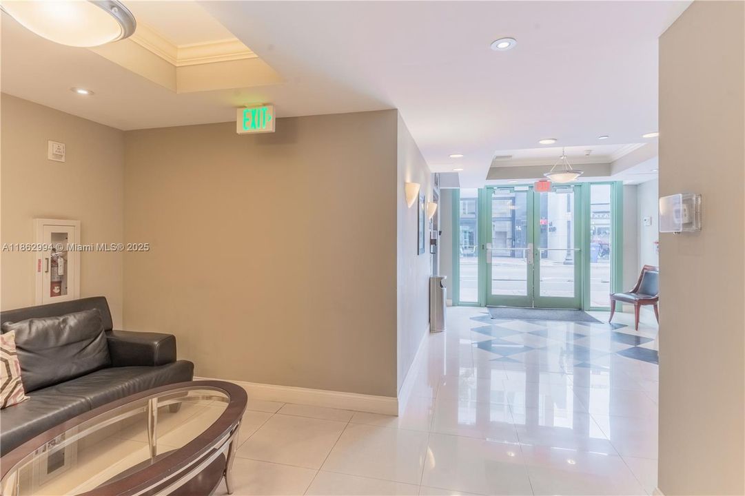 Active With Contract: $319,000 (2 beds, 1 baths, 836 Square Feet)