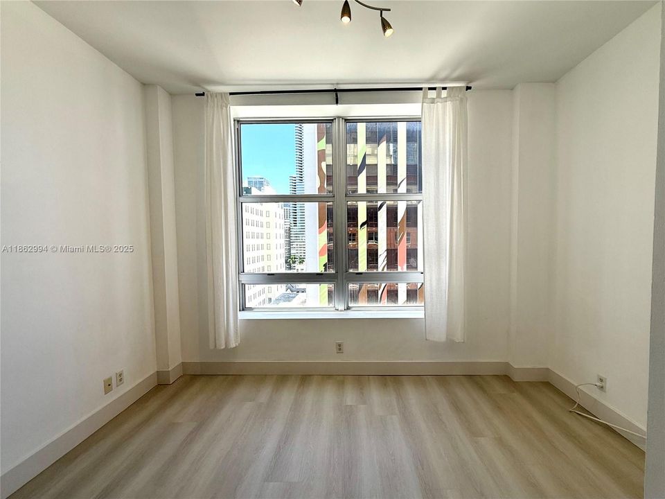 Active With Contract: $319,000 (2 beds, 1 baths, 836 Square Feet)