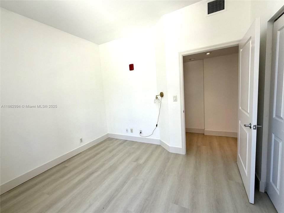 Active With Contract: $319,000 (2 beds, 1 baths, 836 Square Feet)