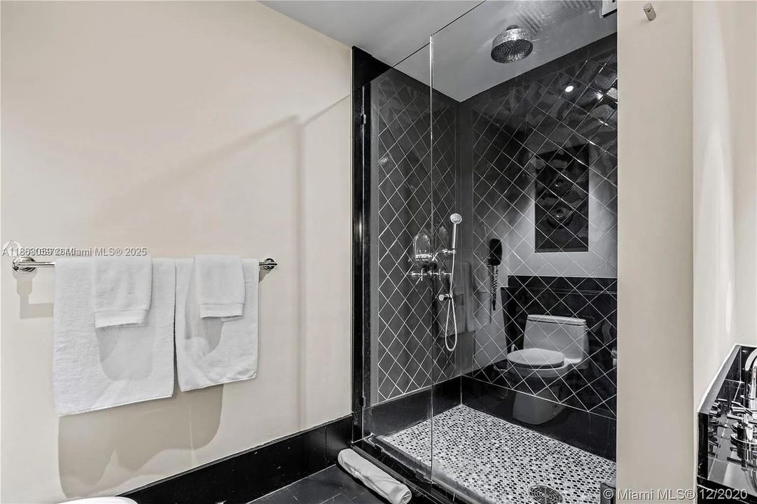 Recently Sold: $2,200,000 (1 beds, 1 baths, 821 Square Feet)