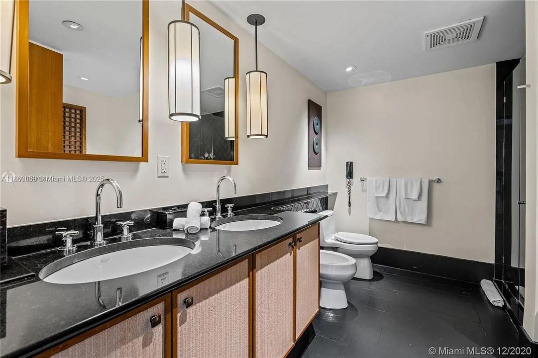 Recently Sold: $2,200,000 (1 beds, 1 baths, 821 Square Feet)