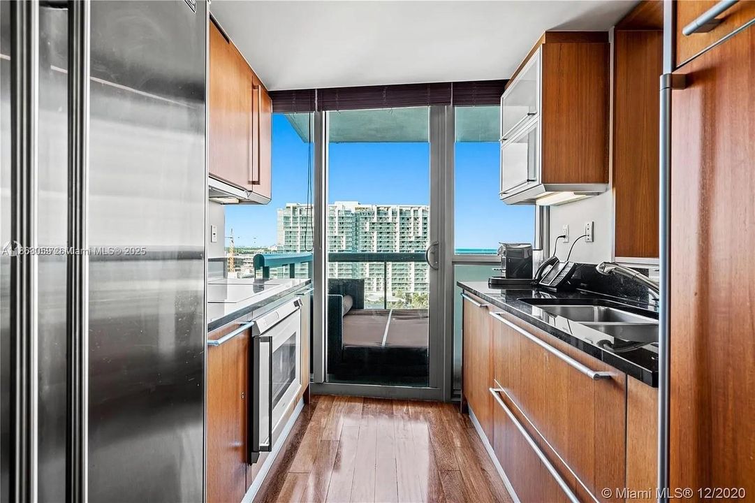 Recently Sold: $2,200,000 (1 beds, 1 baths, 821 Square Feet)