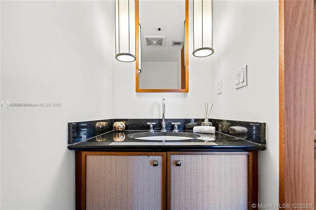 Recently Sold: $2,200,000 (1 beds, 1 baths, 821 Square Feet)