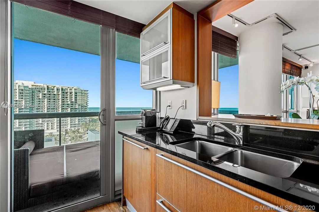 Recently Sold: $2,200,000 (1 beds, 1 baths, 821 Square Feet)