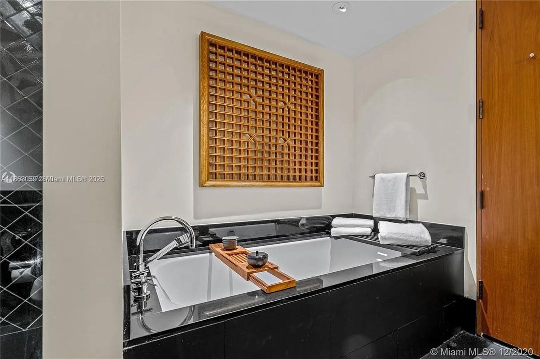 Recently Sold: $2,200,000 (1 beds, 1 baths, 821 Square Feet)