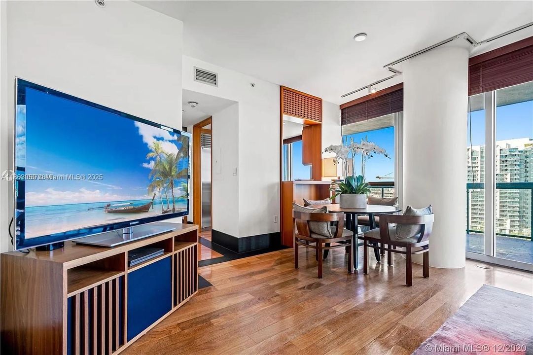 Recently Sold: $2,200,000 (1 beds, 1 baths, 821 Square Feet)