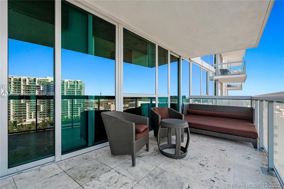 Recently Sold: $2,200,000 (1 beds, 1 baths, 821 Square Feet)