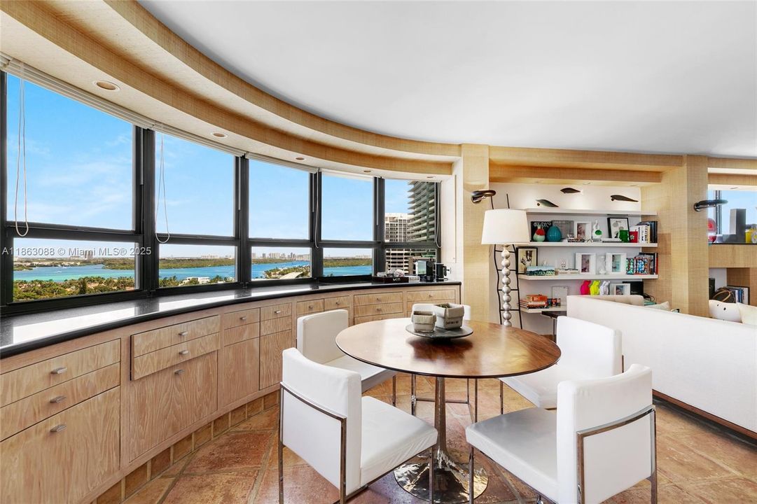 合同活跃: $2,700,000 (4 贝兹, 5 浴室, 3934 平方英尺)