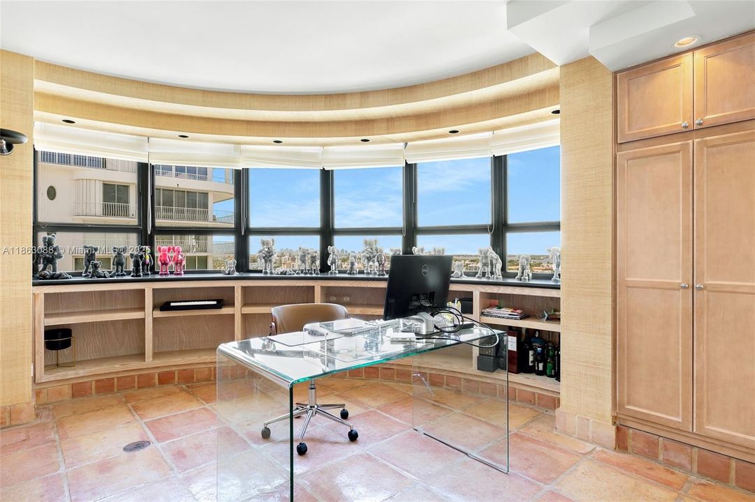 合同活跃: $2,700,000 (4 贝兹, 5 浴室, 3934 平方英尺)