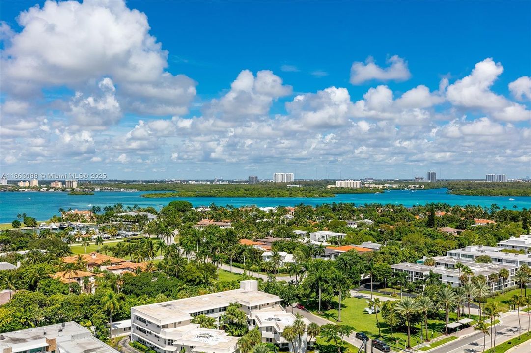 合同活跃: $2,700,000 (4 贝兹, 5 浴室, 3934 平方英尺)